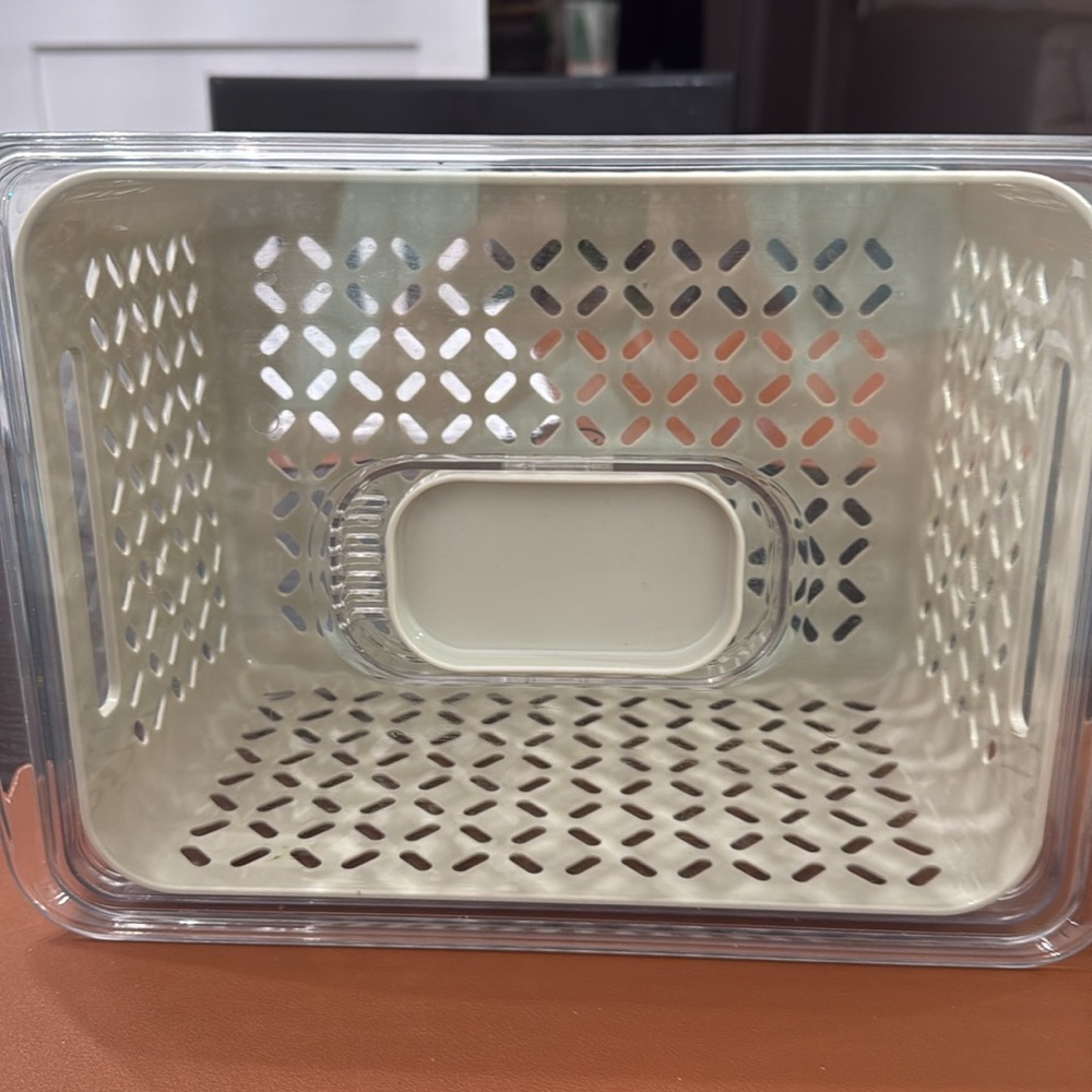 Martha Stewart stay fresh containers. Keep your fruits and vegetable fresh - Picture 3 of 4